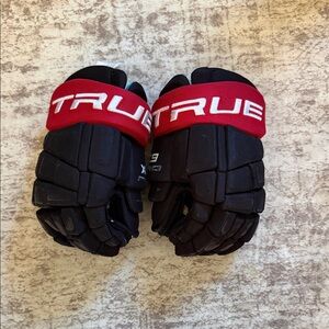TRUE Kids Black Hockey Gloves